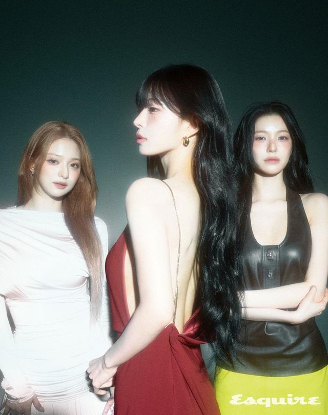 (나경) 드레스 셀프포트레이트, 링 나나재클린. (채영) 슬리브리스 드레스 막스마라, 이어링 장폴클라리쎄. (지헌) 레더 슬리브리스 톱, 스커트 모두 페라가모. 