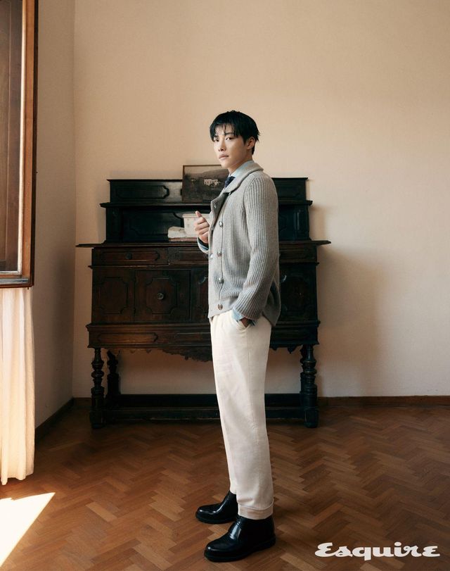 더블브레스티드 카디건, 데님 셔츠, 벨벳 테일러드 팬츠, 실크 타이, 데저트 부츠 모두 브루넬로 쿠치넬리.