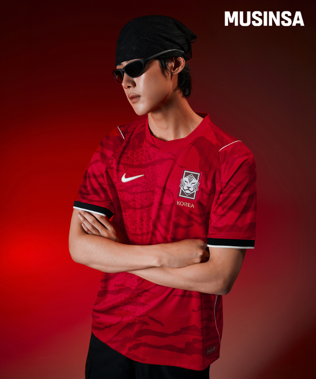 호랑이를 연상케하는 대한민국 축구 국가대표팀의 유니폼 / 이미지 출처: 무신사