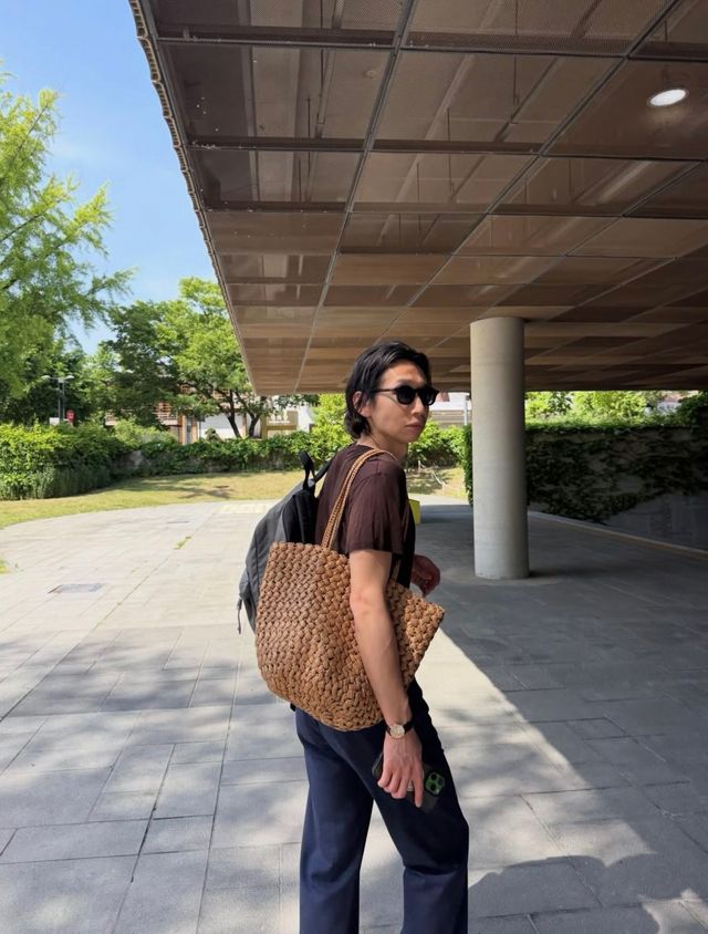 다양한 짜임의 라탄백으로 센스 있는 스타일링을 한 봉태규 / 이미지 출처: 인스타그램 @taegyu_bong
