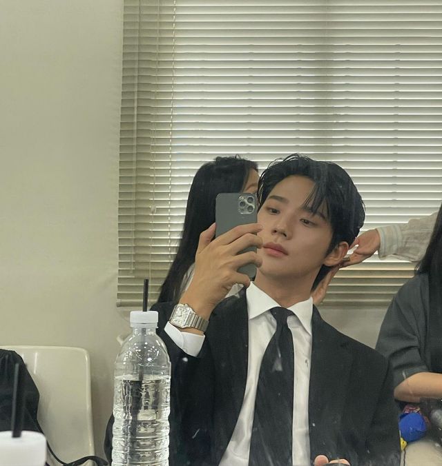 문상민이 착용한 산토스 드 까르띠에 워치 / 이미지 출처: 인스타그램 @_sangmxn_