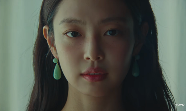 제니 신곡 'LESS THAN A LOVER' 뮤직비디오 속 착장 / 이미지 출처: 제니 유튜브