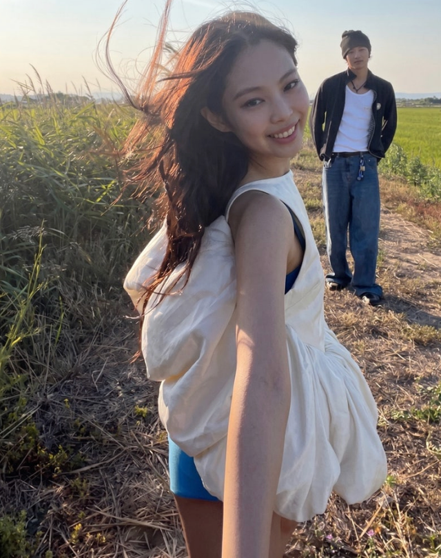제니 신곡 'LESS THAN A LOVER' 뮤직비디오 속 착장 / 이미지 출처: 제니 틱톡