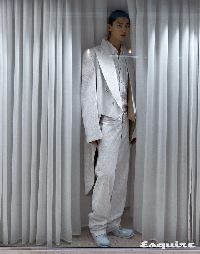 화이트 재킷, 셔츠, 팬츠, 부츠 모두 가격 미정 메종 마르지엘라. 