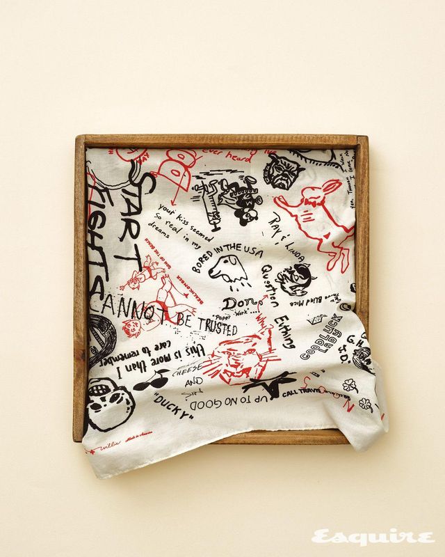 빈티지 무드의 아트워크 프린팅으로 완성한 코튼 스카프 56x56cm/7만5000원 이모젠 앤 윌리 by 바버샵.