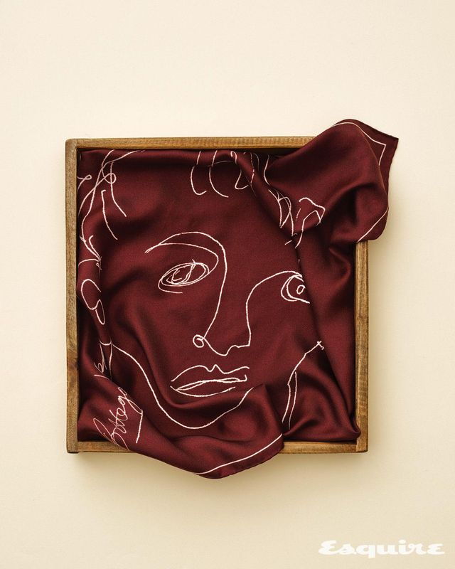 얼굴을 형상화한 핸드 드로잉 디테일이 돋보이는 실크 트윌 스카프 50x50cm/가격미정 보테가 베네타.