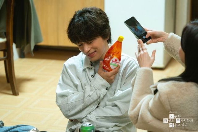 <모두가 자신의 무가치함과 싸우고 있다>에서 불안한 청춘을 연기한 구교환 / 이미지 출처: JTBC