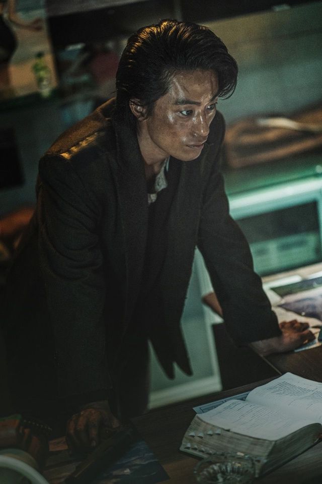 강렬한 카리스마를 보여준 <반도> 구교환 / 이미지 출처: 네이버 영화