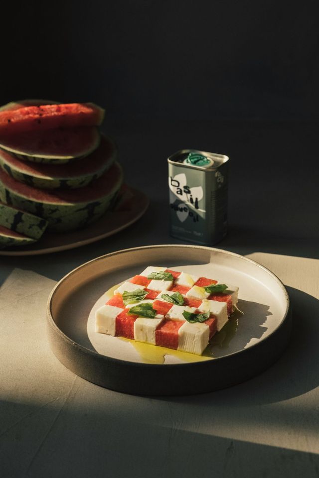 달콤한 수박과 크리미한 치즈, 향긋한 허브가 균형 잡힌 맛을 완성한다. / 이미지 출처 : unsplash 