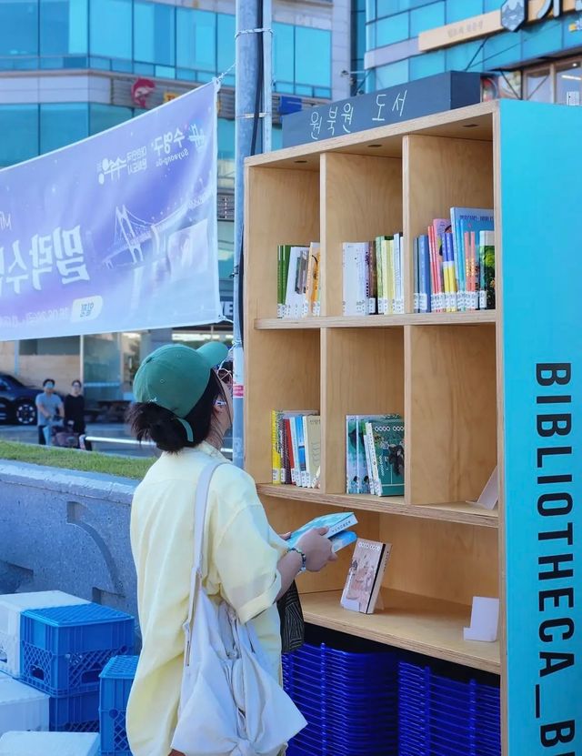 신간을 포함해 유튜버 허휘수가 추천한 도서, 믿고읽는 수상작 등 다양한 장르의 도서 2400여권이 구비되어 있다. / 출처: 부산바다도서관 인스타그램