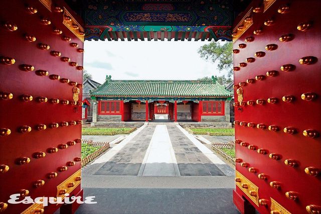 왕족의 저택에 들어서는 문에 박힌 황금 징의 갯수는 그곳에 사는 이의 수준을 상징한다. 자금성의 징의 갯수는 세로 9에 가로 9인 81이고, 공왕부는 세로 9에 가로 7이다. 이는 거의 황제의 바로 아래 등급에 해당한다. 