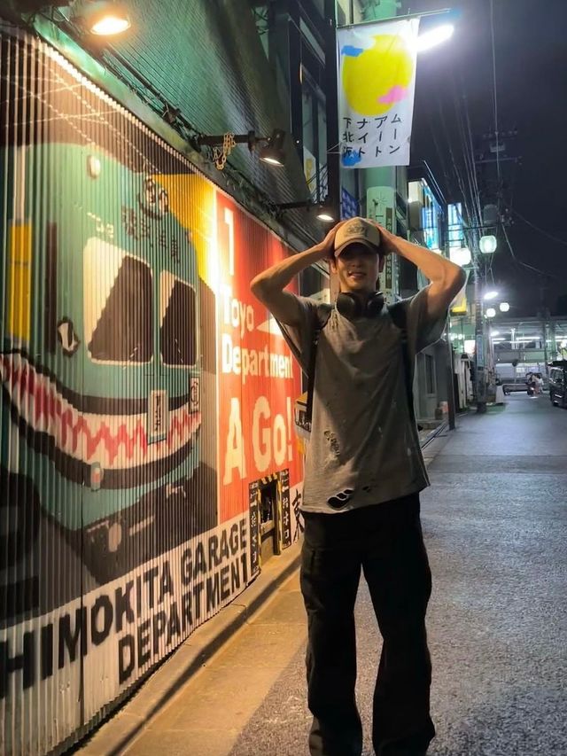 디스트레스드 디테일과 핑크 스니커즈의 조합 / 이미지 출처: 재현 인스타그램 (@_jeongjaehyun)