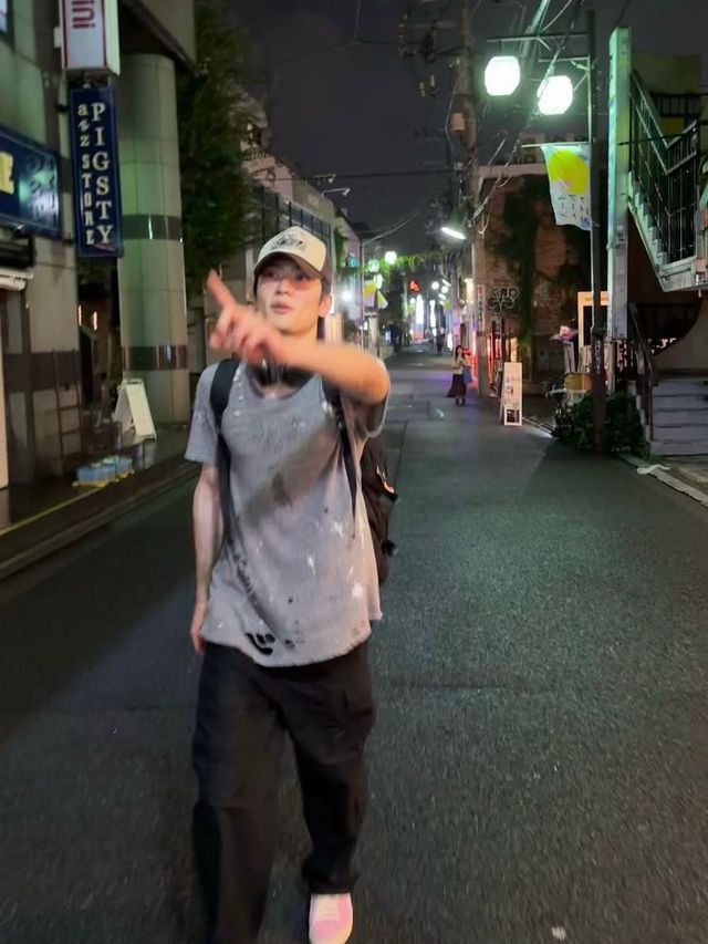 디스트레스드 디테일과 핑크 스니커즈의 조합 / 이미지 출처: 재현 인스타그램 (@_jeongjaehyun)