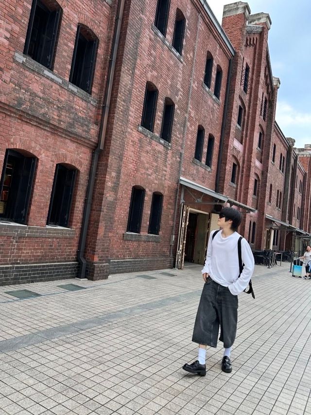 버뮤다 팬츠와 로퍼의 조합이 돋보이는 스타일 / 이미지 출처: 재현 인스타그램 (@_jeongjaehyun)