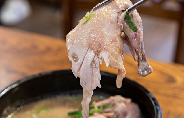 토속촌 삼계탕 대표 메뉴. 진한 육수와 부드러운 닭고기가 특징이다. / 이미지 출처: 더 미식
