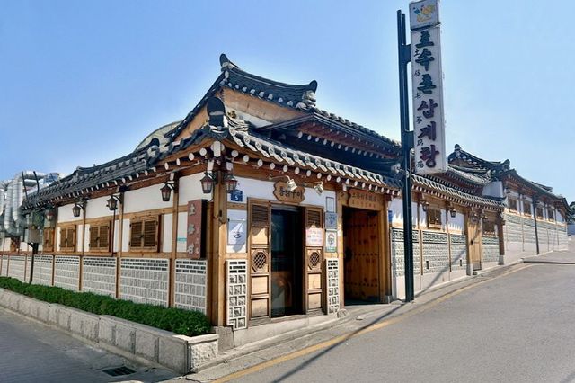서울 종로 토속촌 삼계탕 전경. 복날마다 많은 사람들이 찾는 대표 보양식 맛집이다. / 이미지 출처: 토속촌 삼계탕