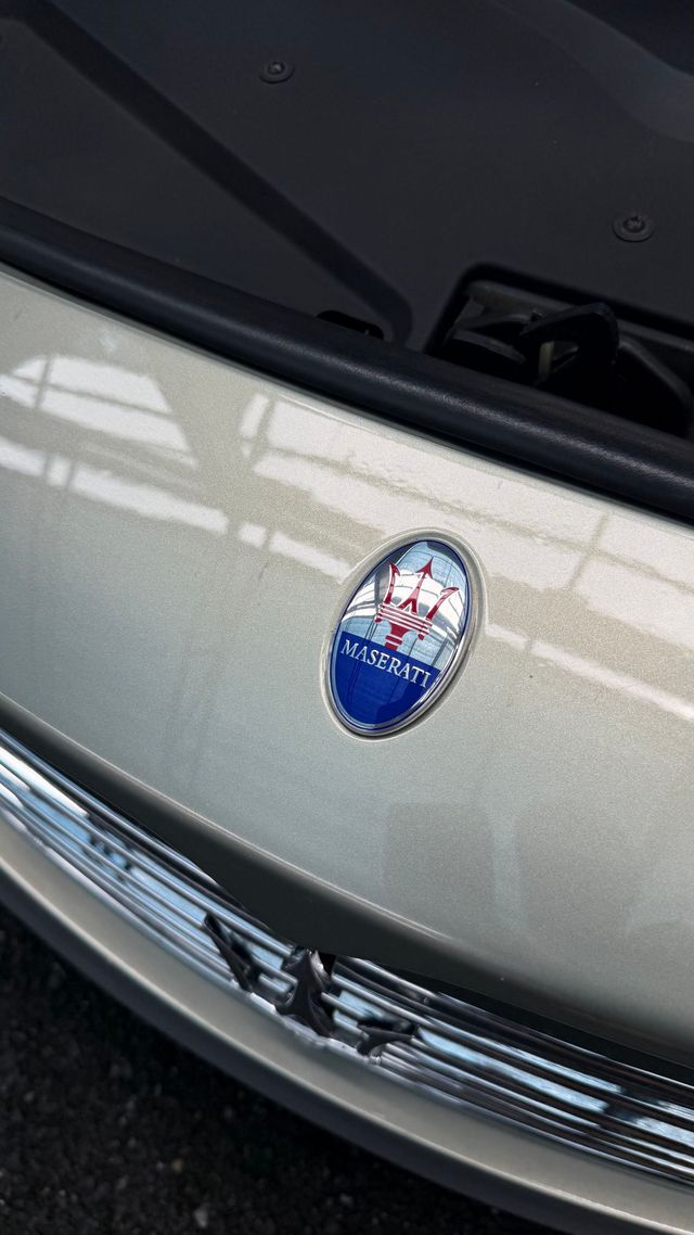 정품 삼지창 엠블럼으로 교체를 마친 보닛. 작은 변화였지만 차를 바라보는 마음은 크게 달라졌다.