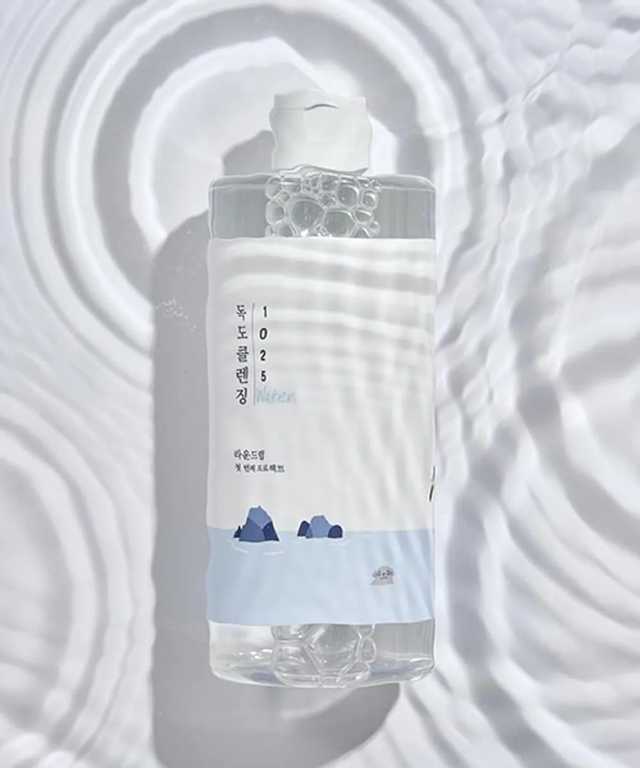미셀라 입자로 유기자차의 화학적 차단 성분을 산뜻하게 닦아주는 라운드랩 1025 독도 클렌징워터 / 이미지 출처: 라운드랩