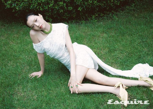 옐로 골드와 플래티넘에 차보라이트를 중심으로 다이아몬드를 파베 세팅한 프루라쥬 이어링, 펄 비즈와 다이아몬드로 볼드한 실루엣을 완성한 옐로 골드 & 플래티넘 마스 하이 주얼리 네크리스, 검지에 낀 차보라이트와 다이아몬드를 옐로 골드와 플래티넘에 세팅한 로프 링, 약지에 낀 차보라이트 주변으로 다이아몬드를 세팅한 옐로 골드 & 플래티넘 포 플라워 링 모두 티파니앤코. 화이트 레이스 미니드레스 셀프 포트레이트. 슬링백 보테가 베네타.