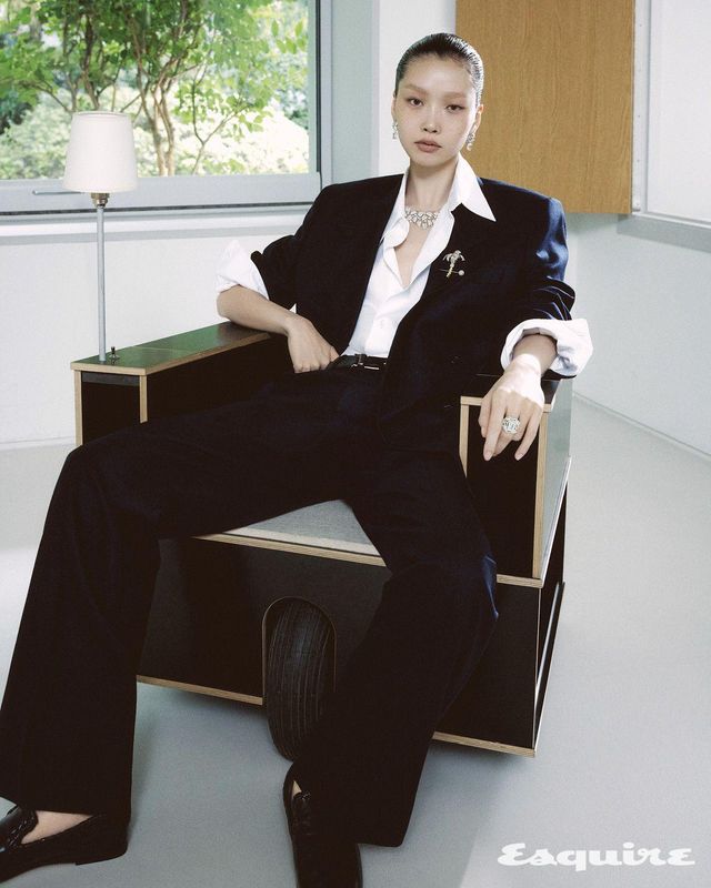 옐로 골드와 플래티넘에 다이아몬드를 세팅한 모나크 이어링, 유기적인 형태에 다이아몬드를 촘촘히 파베 세팅한 옐로 골드 & 플래티넘 모나크 네크리스, 옐로 골드와 플래티넘에 다이아몬드를 파베 세팅해 난초를 표현한 오키드 브로치, 에메랄드 컷 다이아몬드를 중심에 세팅해 화려함을 극대화한 모나크 링 모두 티파니앤코. 블랙 레더 벨트 렉토. 로퍼 보테가 베네타. 슈트, 화이트 셔츠 모두 에디터 소장품.