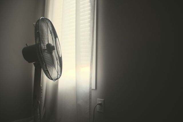 선풍기는 한곳에 바람을 보내기보다 실내 공기가 잘 순환하도록 두는 것이 좋습니다. / 이미지 출처: 언스플래쉬