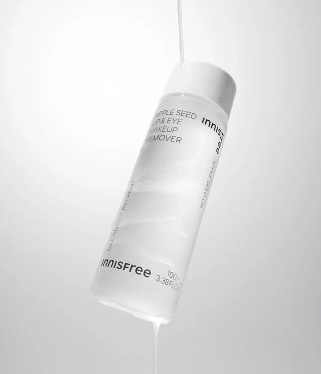 사과씨 오일 성분으로 방수 필름막을 자극 없이 지워주는 이니스프리 뉴 애플 씨드 립앤아이 메이크업 리무버 / 이미지 출처: 이니스프리