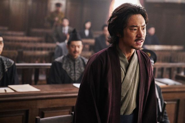 박열의 재판 요청 조건인 조선 관복 착용 및 조선어 사용, 그리고 신문 1면을 장식했던 '옥중 포옹 사진' 등은 90% 이상 실제 역사적 기록에 기반 / 이미지 출처: 메가박스중앙