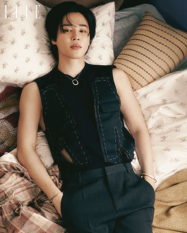 플래티넘 티파니 빅토리아 그레듀에이티드 라인 네크리스와 다이아몬드가 파베 세팅된 티파니 락 펜던트, 왼손에 착용한 하프 파베 세팅된 티파니 락 하프 파베 다이아몬드 뱅글, 오른손에 착용한 화이트골드 티파니 락 풀 파베 다이아몬드 뱅글은 모두 Tiffany amp; Co. 베스트는 Maison Margiela. 팬츠는 Valentino.