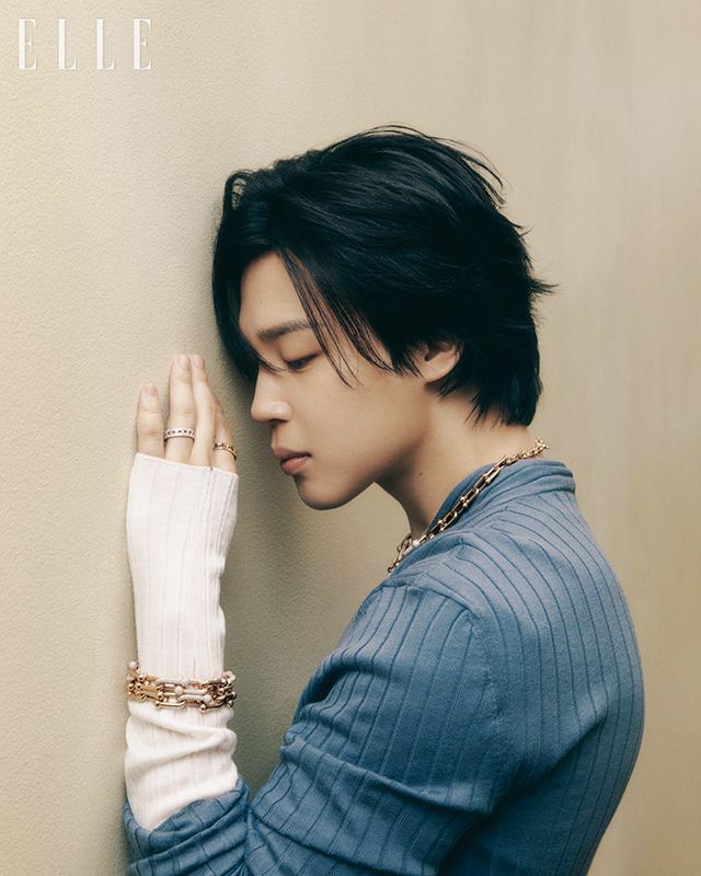 다이아몬드가 파베 세팅된 티파니 하드웨어 다이아몬드 파베 그레듀에이티드 링크 네크리스와 로즈골드 티파니 하드웨어 다이아몬드 링크 파베 브레이슬릿과 레이어드한 티파니 하드웨어 링크 브레이슬릿, 검지에 낀 로즈골드 티파니 T 트루 와이드 링, 약지에 낀 화이트골드 티파니 T 트루 와이드 링은 모두 Tiffany amp; Co. 화이트와 블루 니트 톱은 모두 Ferragamo.