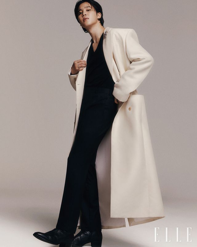 라펠에 장식한 사파이어와 라운드 브릴리언트 다이아몬드가 세팅된 티파니 슐럼버제 스파이키 스타피쉬 브로치, 약지에 낀 플래티넘 티파니 슐럼버제 식스틴 스톤 링은 모두 Tiffany amp; Co. 코트는 The Row. 톱과 팬츠, 부츠는 모두 스타일리스트 소장품.