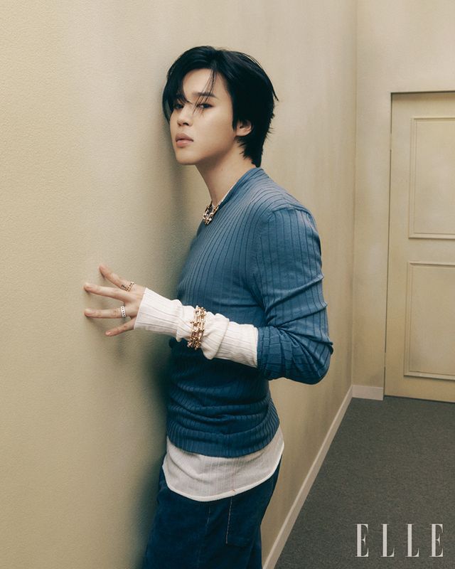 로즈골드 티파니 하드웨어 다이아몬드 파베 그레듀에이티드 링크 네크리스와 다이아몬드가 세팅된 티파니 하드웨어 다이아몬드 링크 파베 브레이슬릿, 레이어드한 티파니 하드웨어 링크 브레이슬릿, 검지에 낀 로즈골드 티파니 T 트루 와이드 링, 약지에 낀 화이드골드 티파니 T 트루 와이드 링은 모두 Tiffany amp; Co. 블루 니트와 화이트 니트 톱, 데님 팬츠는 모두 Ferragamo.