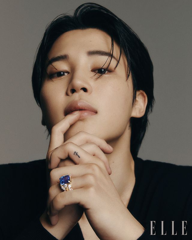 10캐럿의 쿠션 컷 블루 스피넬과 페어 셰이프 및 라운드 브릴리언트 다이아몬드가 세팅된 티파니 슐럼버제 버터플라이 링은 Tiffany amp; Co.