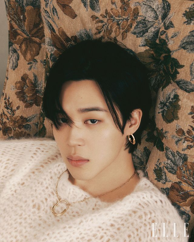 18K 옐로골드 티파니 락 펜던트와 라운드 브릴리언트 다이아몬드가 세팅된 티파니 락 이어링은 모두 Tiffany amp; Co. 모헤어 스웨터는 The Row.