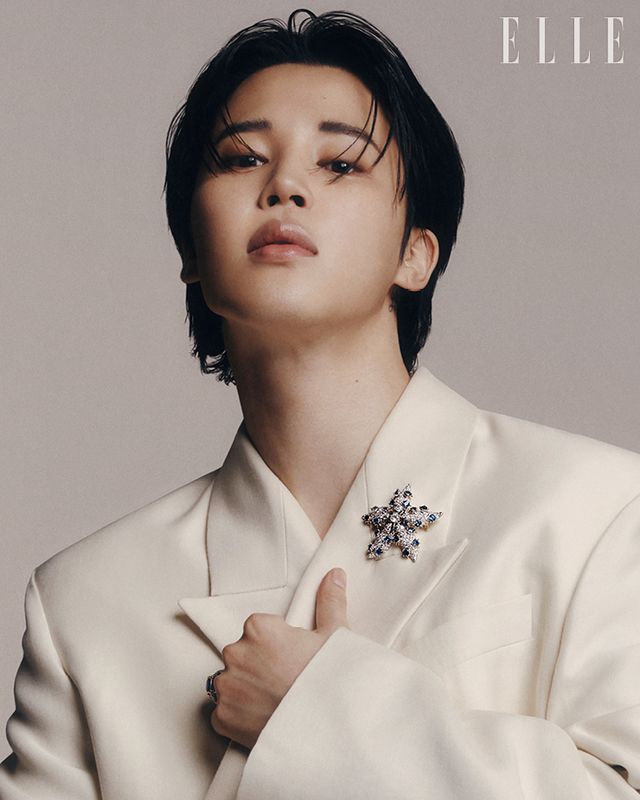 라펠에 장식한 사파이어와 라운드 브릴리언트 다이아몬드가 세팅된 옐로골드와 플래티넘 티파니 슐럼버제 스파이키 스타피쉬 브로치는 Tiffany amp; Co. 코트는 The Row.