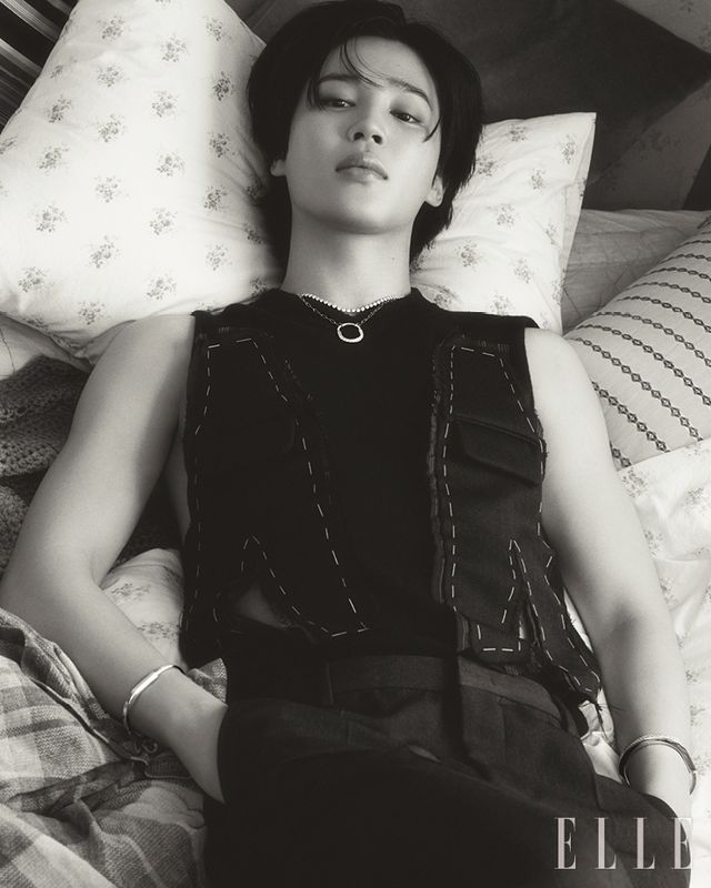 티파니 빅토리아 그레듀에이티드 라인 네크리스와 레이어드한 미디엄 사이즈의 티파니 락 펜던트, 왼손에 착용한 화이트골드 티파니 락 하프 파베 다이아몬드 뱅글과 오른손에 착용한 다이아몬드를 파베 세팅한 티파니 락 풀 파베 다이아몬드 뱅글은 모두 Tiffany amp; Co. 베스트는 Maison Margiela. 팬츠는 Valentino.