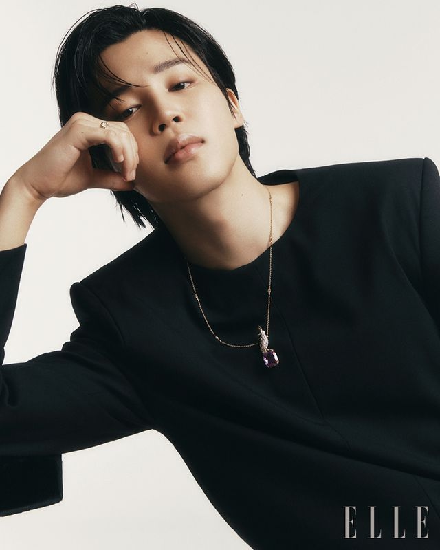 쿠션 컷의 애머시스트가 세팅된 티파니 슐럼버제 버드 온 어 락 펜던트와 약지에 낀 옐로골드 및 플래티넘 티파니 슐럼버제 식스틴 스톤 링은 모두 Tiffany amp; Co. 블랙 톱은 Courregrave;ges by Mue.