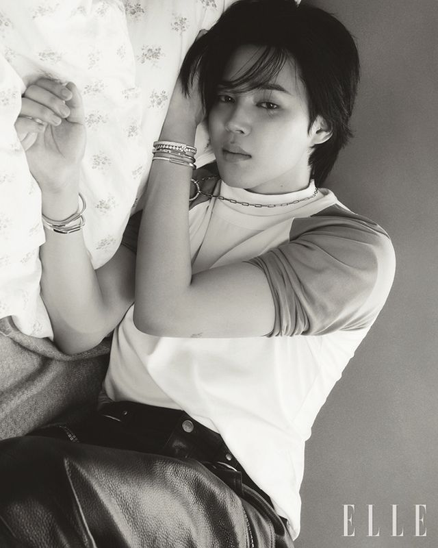 라운드 브릴리언트 다이아몬드가 세팅된 티파니 락 펜던트와 왼손에 착용한 로즈골드 티파니 락 풀 파베 다이아몬드 뱅글, 플래티넘 티파니 빅토리아 테니스 브레이슬릿, 티파니 락 다이아몬드 엑센트 뱅글, 티파니 락 하프 파베 다이아몬드 뱅글, 오른손에 레이어드한 티파니 락 뱅글은 모두 Tiffany amp; Co. 래글런 톱과 레더 팬츠는 모두 Givenchy.