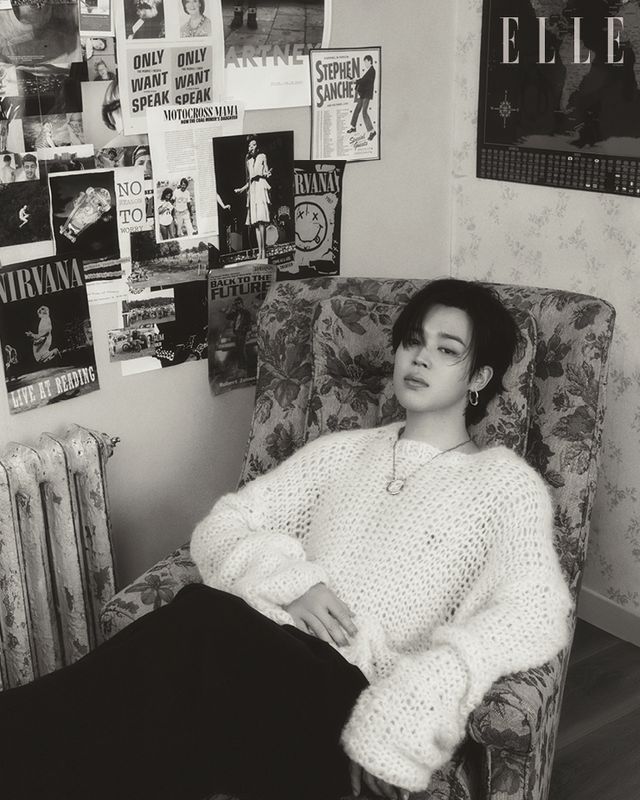 라운드 브릴리언트 다이아몬드가 세팅된 티파니 락 펜던트와 옐로골드 티파니 락 이어링은 모두 Tiffany amp; Co. 니트 톱은 The Row. 팬츠는 Fendi.