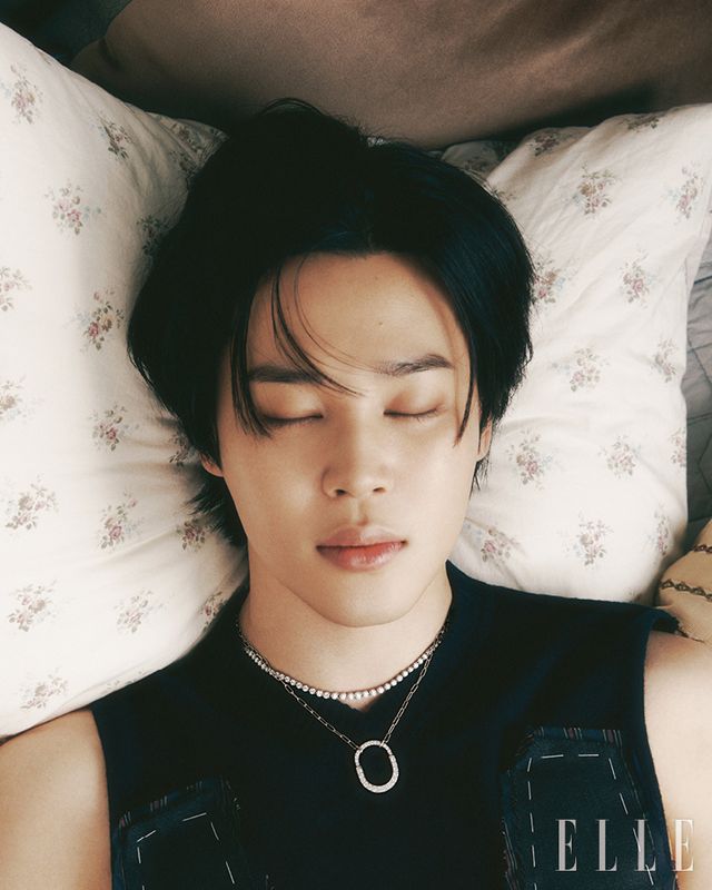 라운드 브릴리언트 다이아몬드와 마르퀴즈 다이아몬드가 세팅된 티파니 빅토리아 그레듀에이티드 라인 네크리스, 다이아몬드가 파베 세팅된 화이트골드 티파니 락 펜던트는 모두 Tiffany amp; Co. 베스트는 Maison Margiela.