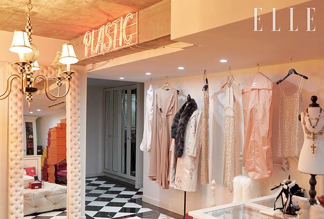 〈섹스 앤 더 시티〉에 나오는 캐리의 옷장을 연상시키는 드레스 룸.