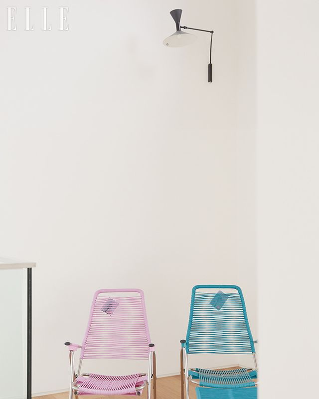 테라스에서 남편과 함께 앉아 휴식을 취하는 의자. 