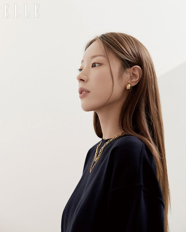 부드러운 시선으로 어딘가를 응시하는 박민지.