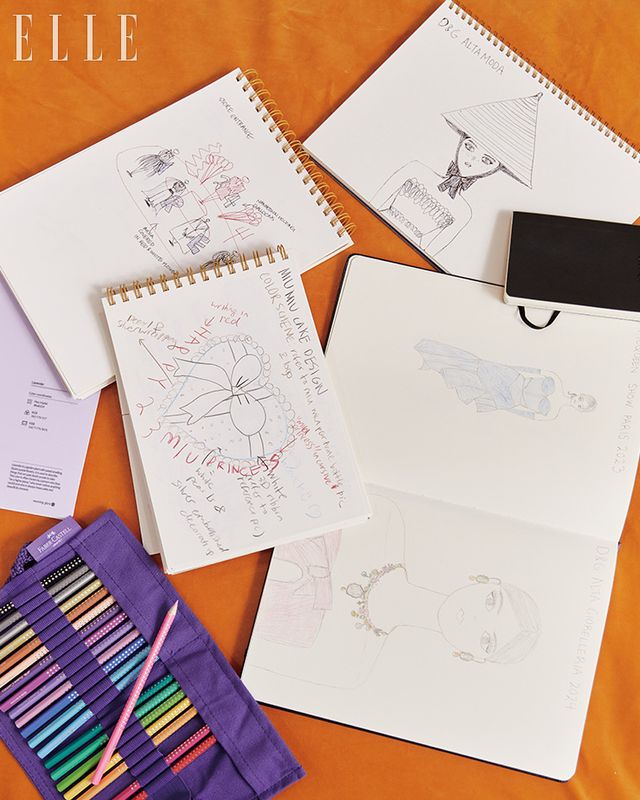 모든 행사와 계획이 빼곡하게 담긴 스케치와 다이어리.