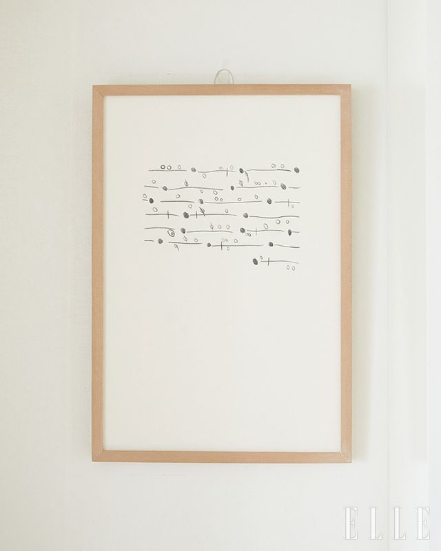 벽에 걸려 있는 작품. 