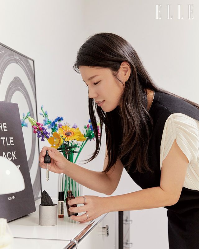 현무암에 디퓨저 오일을 떨어트리고 있는 김수연 대표.