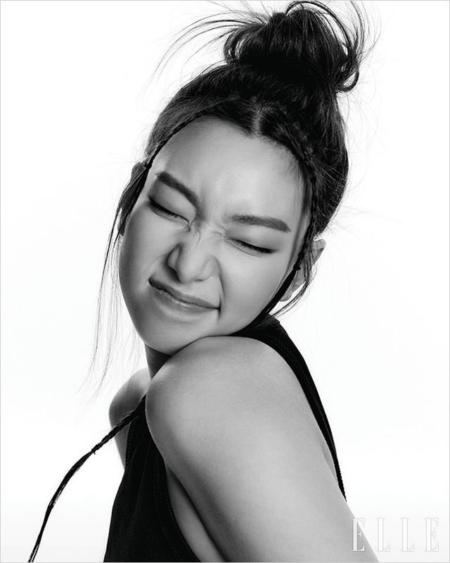 블랙 슬리브리스 톱은 Axel Arigato.