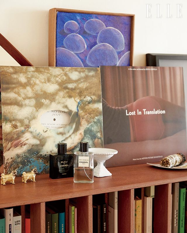 해외에서 구입한 LP판과 즐겨 사용하는 향수. 