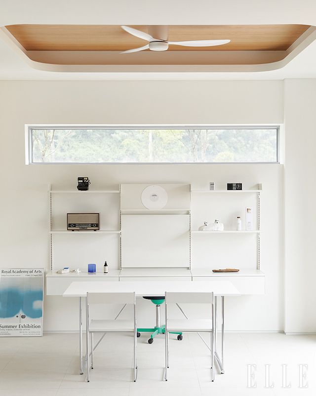 담백한 취향이 고스란히 드러나는 거실.