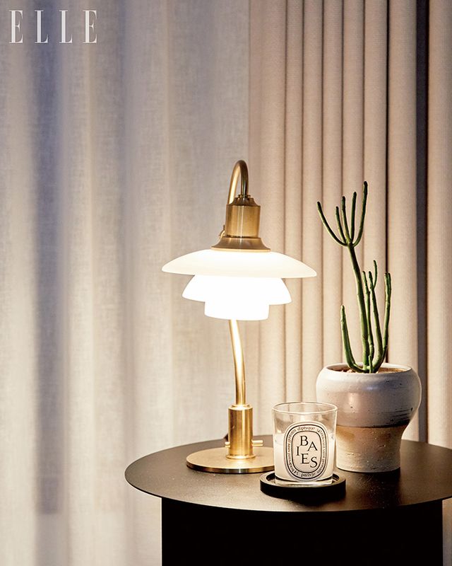 은은한 조명과 뭉근한 향을 자아내는 캔들.