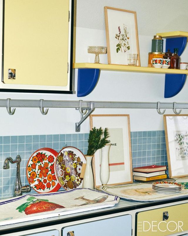 제2차 세계대전 이후의 동유럽 스타일로 꾸민 코지한 부엌. 